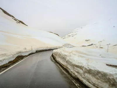 Blick aus einem Fahrzeug durch die Frontscheibe auf eine Passstrasse in den Alpen, an den Strassenr&auml;ndern sind Schneew&auml;nde zu sehen, der Schnee ist vom Saharastaub bedeckt. Spl&uuml;genpass, Graub&uuml;nden, Schweiz. Mit einem Campervan unterwegs *** View from a vehicle through the windshield onto a pass road in the Alps, walls of snow can be seen on the sides of the road, the snow is covered by Sahara dust Spl&uuml;gen Pass, Grisons, Switzerland Traveling in a campervan,Image: 929874983, License: Rights-managed, Restrictions: imago is entitled to issue a simple usage license at the time of provision. Personality and trademark rights as well as copyright laws regarding art-works shown must be observed. Commercial use at your own risk., Model Release: no