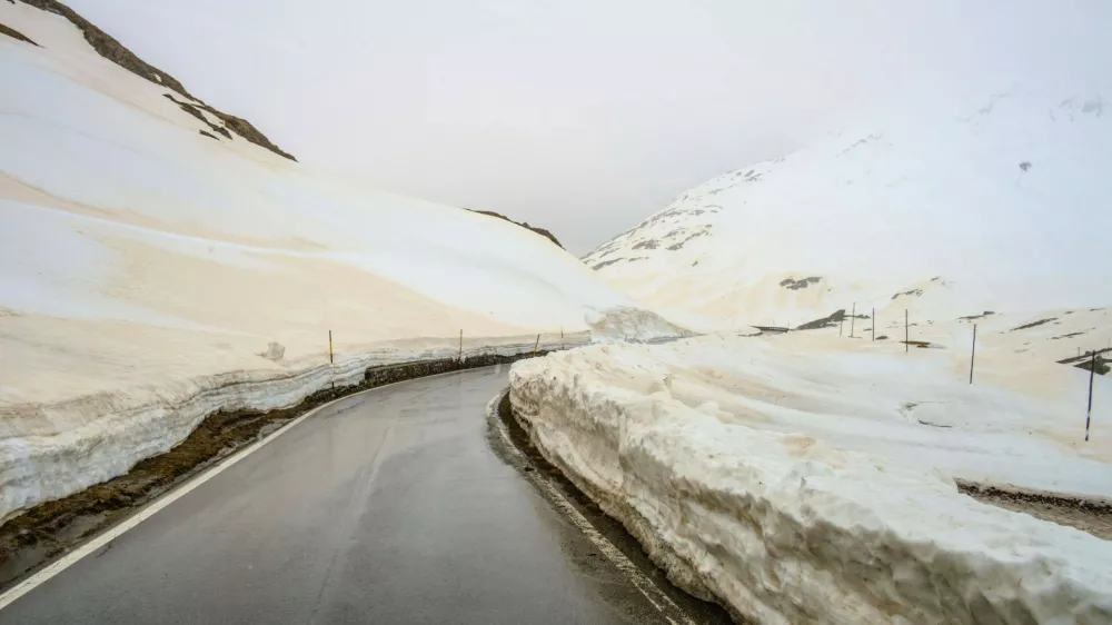 Blick aus einem Fahrzeug durch die Frontscheibe auf eine Passstrasse in den Alpen, an den Strassenr&auml;ndern sind Schneew&auml;nde zu sehen, der Schnee ist vom Saharastaub bedeckt. Spl&uuml;genpass, Graub&uuml;nden, Schweiz. Mit einem Campervan unterwegs *** View from a vehicle through the windshield onto a pass road in the Alps, walls of snow can be seen on the sides of the road, the snow is covered by Sahara dust Spl&uuml;gen Pass, Grisons, Switzerland Traveling in a campervan,Image: 929874983, License: Rights-managed, Restrictions: imago is entitled to issue a simple usage license at the time of provision. Personality and trademark rights as well as copyright laws regarding art-works shown must be observed. Commercial use at your own risk., Model Release: no