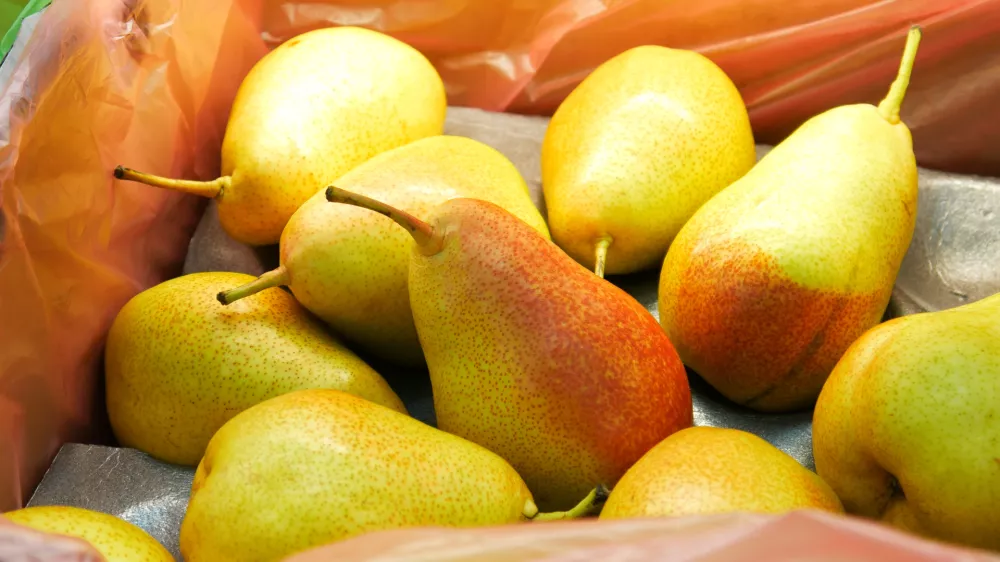 Many beautiful pears in a trading box close-up / Foto: Stockah