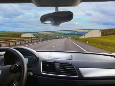 View from the windshield of a car driving road / Foto: Apriori1