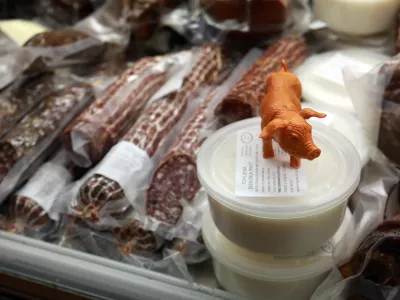 11.02.2026 - meso, mesar,tržnica, prodaja mesa, salama, zaseka, figura pra&scaron;ičaFoto: Tomaž Skale