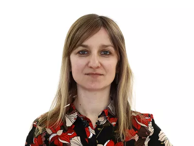 Tamara KrivecZA ONLINE - Redakcija Dnevnik 2024 - portreti za komentarje in kolumne - kolumnisti - komentatorji &ndash; novinarji - portret //FOTO: Luka Cjuha