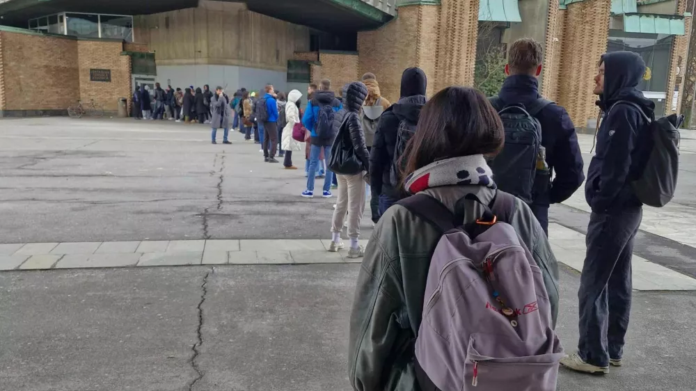 Zunaj stali v vrsti: &Scaron;tudenti spet opozarjajo na gnečo v knjižnicah