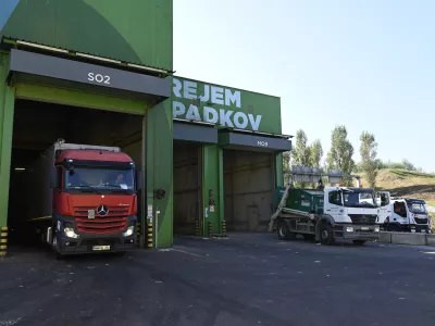 - mehanska obdelava odpadkov -- 11.09.2023 - Regijski center za ravnanje z odpadki RCERO Ljubljana - deponija Barje, Cesta dveh cesarjev 101 //FOTO: Nik Erik Neubauer