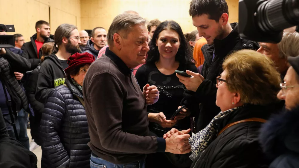 - Zoran Janković, Župan Mestne Občine Ljubljana.- Odvetnica iz pisarne Zaletel,- 29.01.2026. - Terenski sestanek Župana MOL s prebivalci &Scaron;tepanjskega naselja zaradi spremenjenega režima parkiranja v naselju.&Scaron;tepanjsko naselje, parkiranje, pomanjkanje parkiri&scaron;č.//FOTO: Bojan Velikonja
