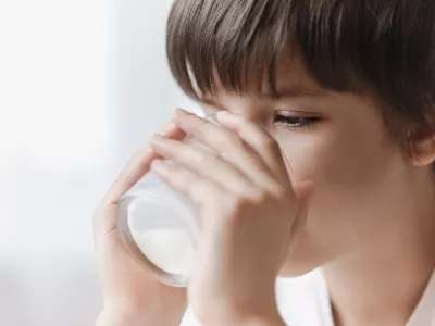 Mleko je naravno bogato z natrijem, ki v telesu deluje kot goba &ndash; zadržuje vodo in preprečuje njeno prehitro izločanje. / Foto: Getty Images
