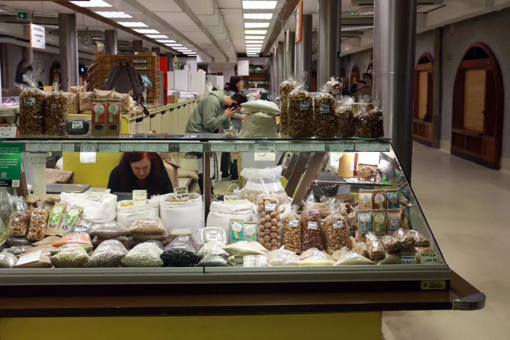 11.02.2026 - zdrava hrana, semena, ore&scaron;čki, pokrita tržnicaFoto: Tomaž Skale