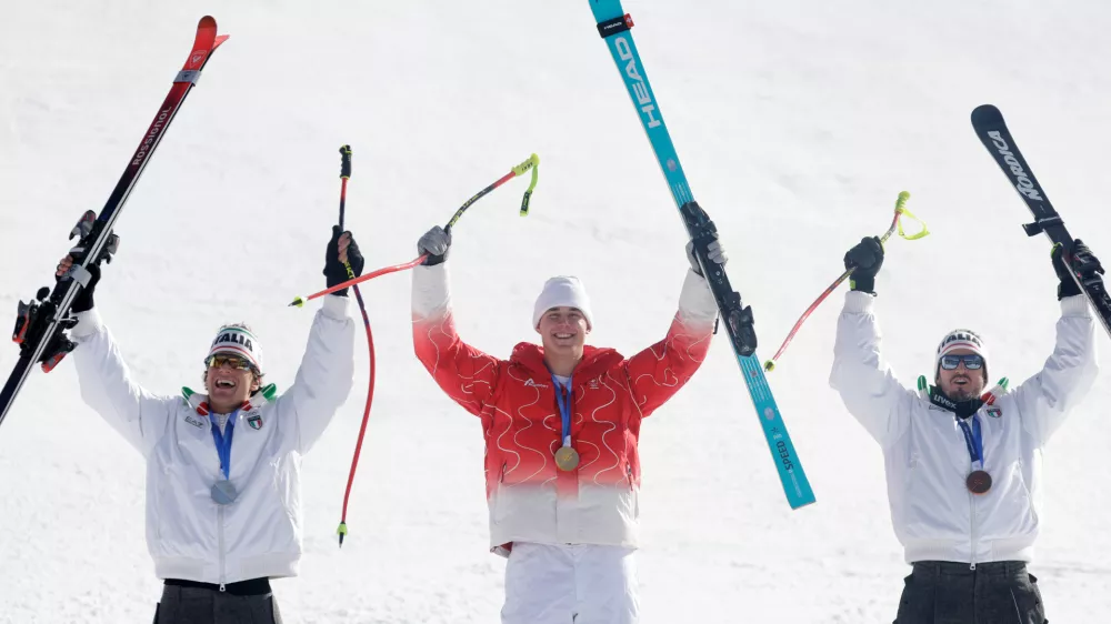 02 July 2026, Italy, Bormio: Gold medalist Franjo von Allmen of Team Switzerland, Silver medalist Giovanni Franzoni of Team Italy, and bronze medalist Dominik Paris of Team Italy pose for a photo following the Men's Downhill during the 2026 Winter Olympics. Photo: Oliver Weiken/dpa