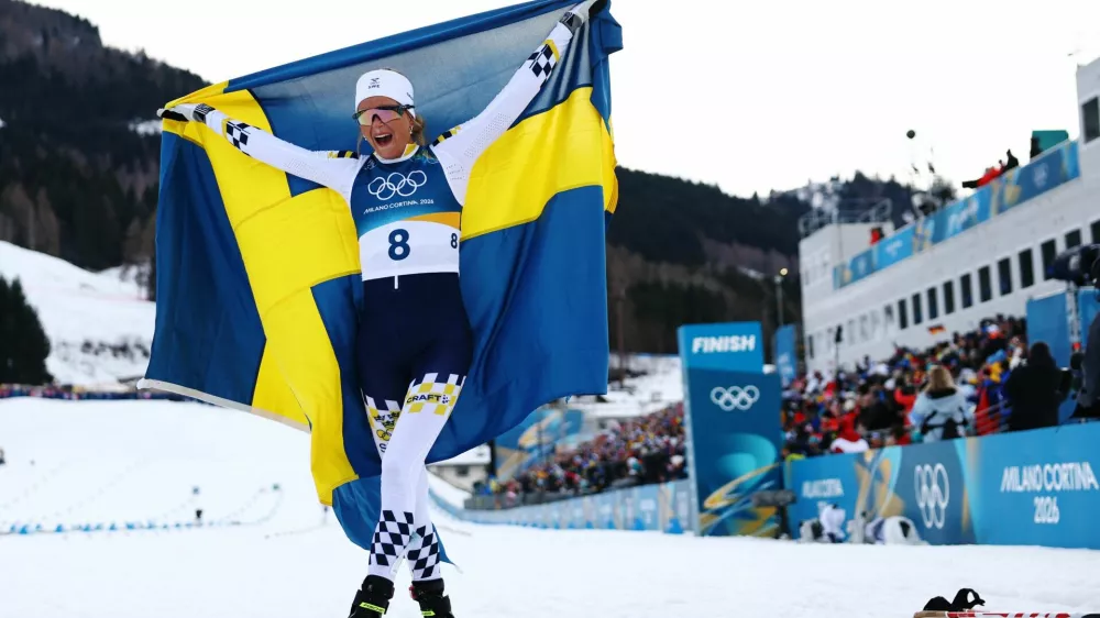 Milano Cortina 2026 Olympics - Cross-Country Skiing - Women's 10km + 10km Skiathlon - Tesero Cross-Country Skiing Stadium, Lago, Italy - February 07, 2026. Gold medallist Frida Karlsson of Sweden celebrates after winning the women's 10km + 10km skiathlon REUTERS/Kai Pfaffenbach