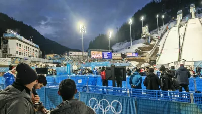 Slabo uro pred začetkom tekme so bile tribune v Predazzu že dodobra polne. 