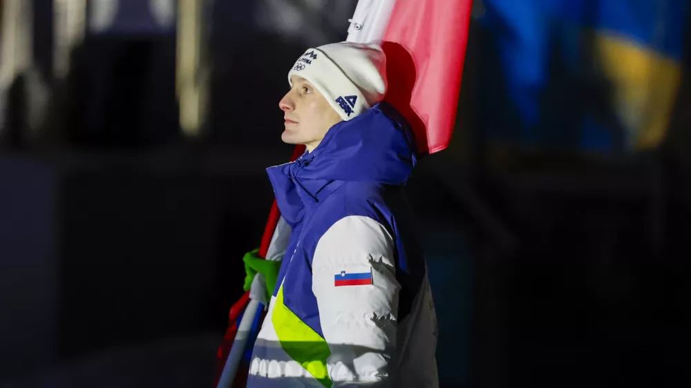 Italija, Predazzo.Otvoritvena slovesnost zimskih olimpijskih iger Milano Cortina 2026 v Predazzu.Slovenski zastavonosa Domen Prevc na mimohodu.