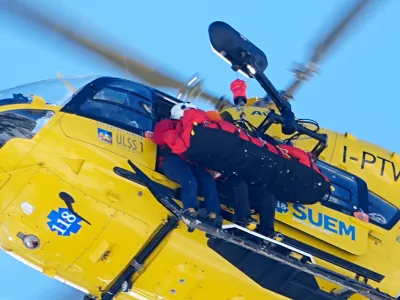08 February 2026, Italy, Cortina d'Ampezzo: US' Lindsey Vonn is transported away by helicopter after falling during the Women's Downhill Alpine Skiing competition during the 2026 Winter Olympic Games Milan-Cortina. Photo: Michael Kappeler/dpa