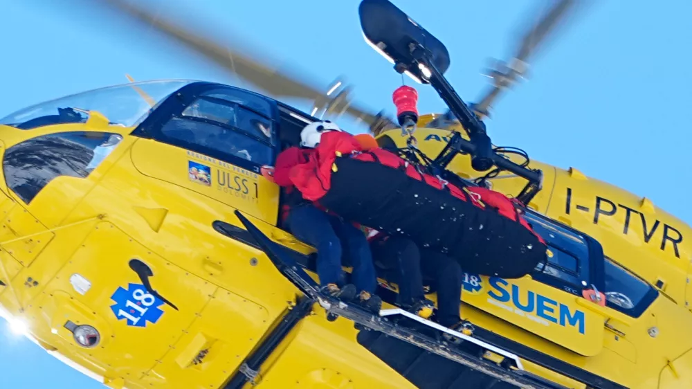 08 February 2026, Italy, Cortina d'Ampezzo: US' Lindsey Vonn is transported away by helicopter after falling during the Women's Downhill Alpine Skiing competition during the 2026 Winter Olympic Games Milan-Cortina. Photo: Michael Kappeler/dpa