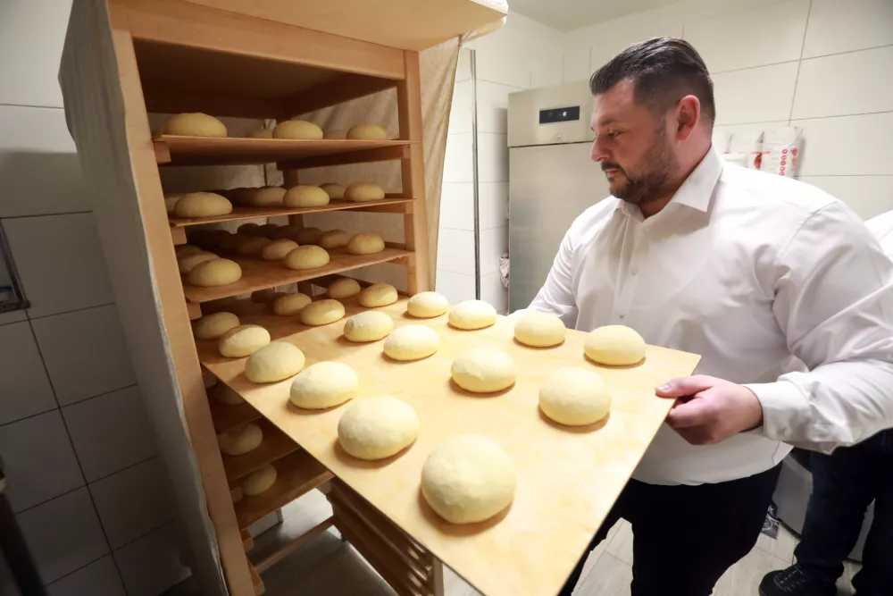 Na vrhni&scaron;kem klancu so najbolj&scaron;i krofi, ljudje čakajo tudi po dve uri