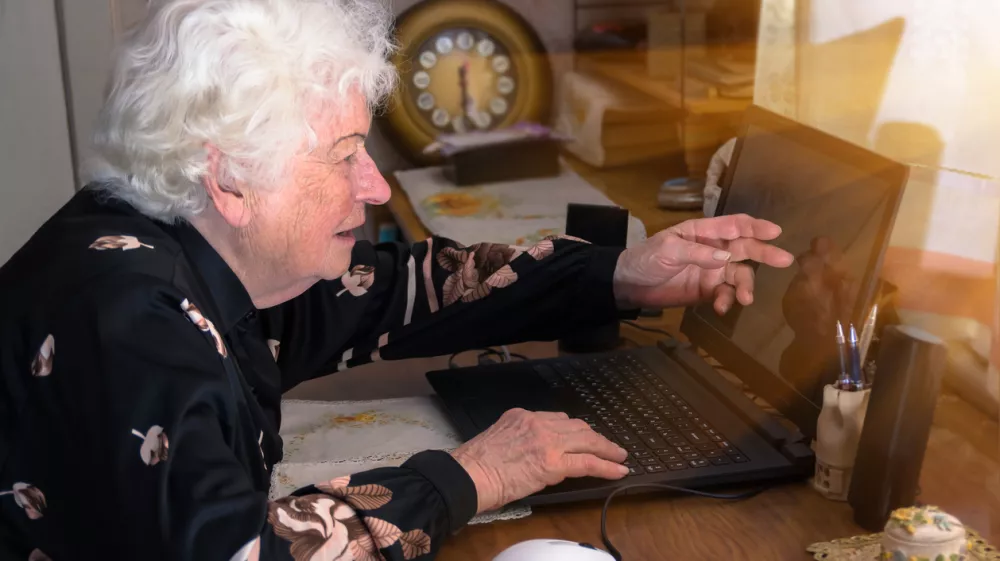 Kdo &scaron;čiti starej&scaron;e pred pastmi spletnega potro&scaron;ni&scaron;tva?