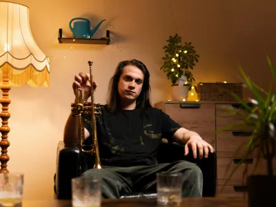 Trobentač in skladatelj Maj Kav&scaron;ek je Ljubljančan, ki &scaron;tudira in ustvarja v Berlinu. Na Zvončke in trobentice prihaja s svojim kvartetom. F Oto Gvardjančič