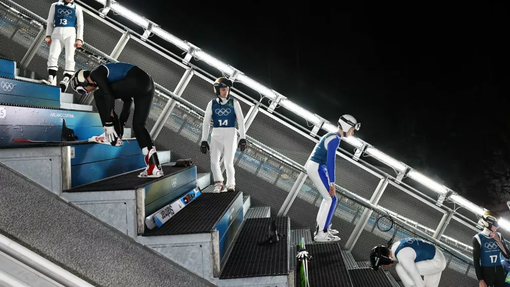 Milano Cortina 2026 Olympics - Ski Jumping - Men's Normal Hill - Official Training - Predazzo Ski Jumping Stadium, Predazzo, Italy - February 08, 2026. General view as athletes warm up before training REUTERS/Kai Pfaffenbach