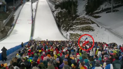 Zajem zaslona, na katerem je jasno vidna zastava, ki je plapolala najviše. / Foto: Zajem Zaslona/tv Slovenija