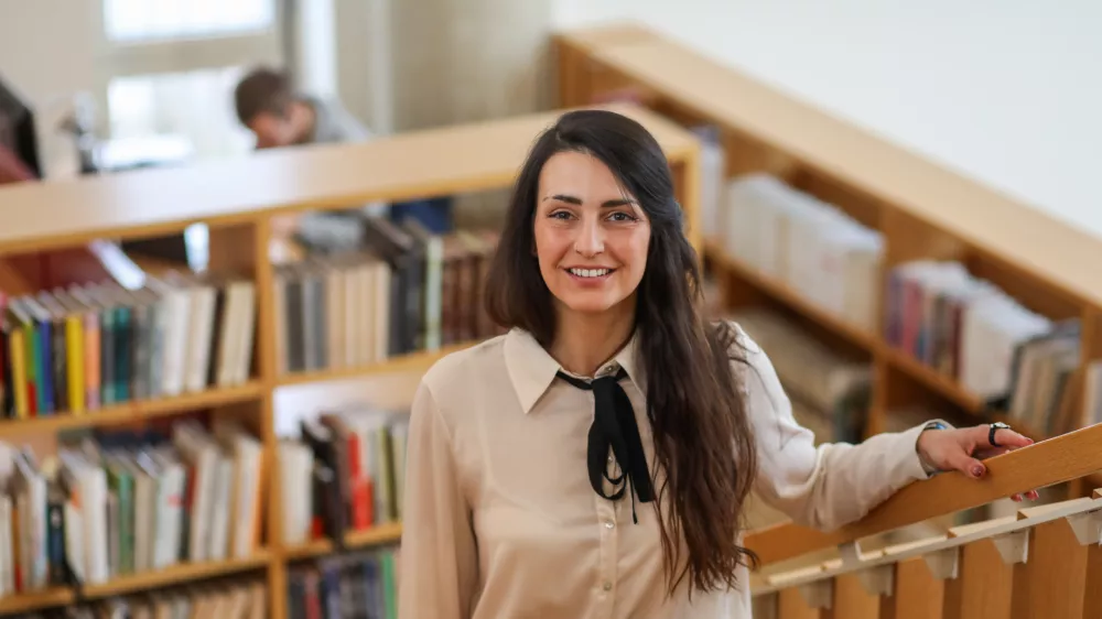 Od stevardese do knjižničarke: Kaja se lahko pohvali s pestrim življenjepisom