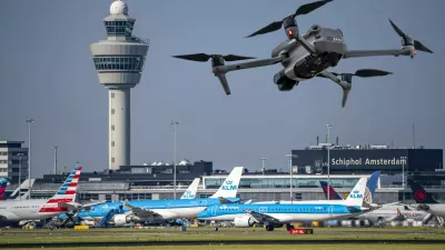 Symbolbild, Fotomontage, Aufkl?rung, Spionage mit Drohnen hier an einem Flughafen, kritische Infrastruktur, Aussp?hen durch Kameradrohnen, Drohnen Flughafen *** Symbolic image, photomontage, reconnaissance, spying with drones here at an airport, critical infrastructure, spying by camera drones, drones airportNo Use Switzerland. No Use Germany. No Use Japan. No Use Austria