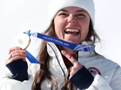 Milano Cortina 2026 Olympics - Alpine Skiing - Women's Downhill Victory Ceremony - Tofane Alpine Skiing Centre, Belluno, Italy - February 08, 2026. Gold medallist Breezy Johnson of United States celebrates on the podium after winning the women's downhill REUTERS/Leonhard Foeger   TPX IMAGES OF THE DAY / Foto: Leonhard Foeger