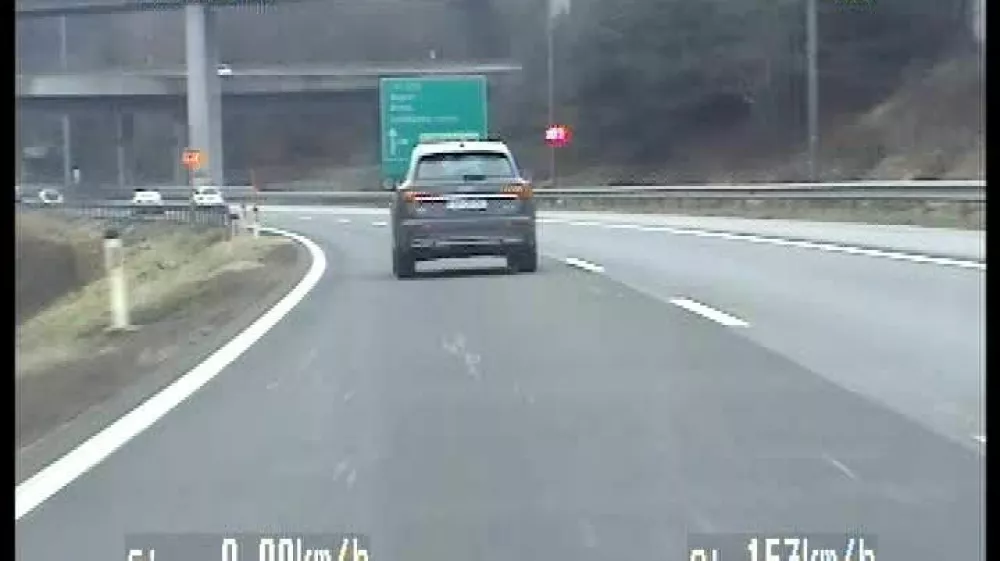 Voznik je na odseku, kjer je hitrost omejena na 80 kilometrov na uro, vozil s hitrostjo 153 kilometrov na uro. 