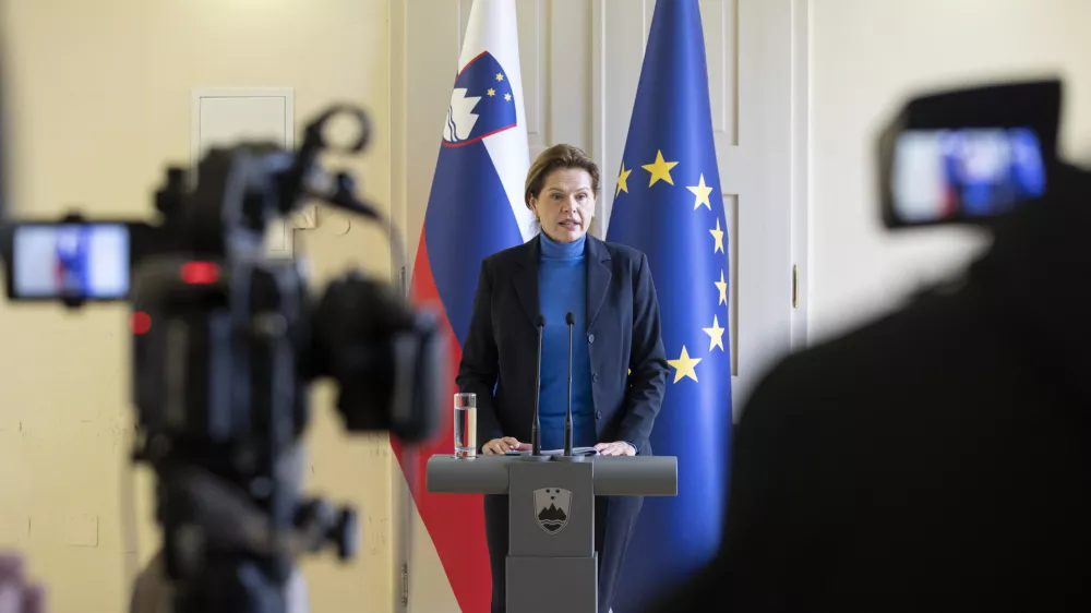 Radovljica, Radovljiska grascina.Novinarska konferenca po seji vlade, kjer je odlocitve z danasnje seje predstavila ministrica za infrastrukturo Alenka Bratusek.