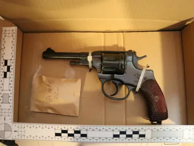 Mo&scaron;kemu, osumljenemu, da je med novoletnim slavjem z nabojem zadel sova&scaron;čanko, so zasegli več kosov orožja in streliva. 