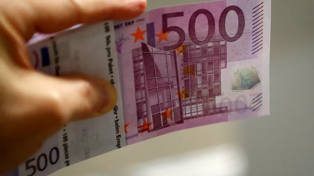 An employee holds a 500 euro banknote in the Money Service Austria company's headquarters in Vienna, Austria, March 3, 2016. REUTERS/Leonhard Foeger/File Photo