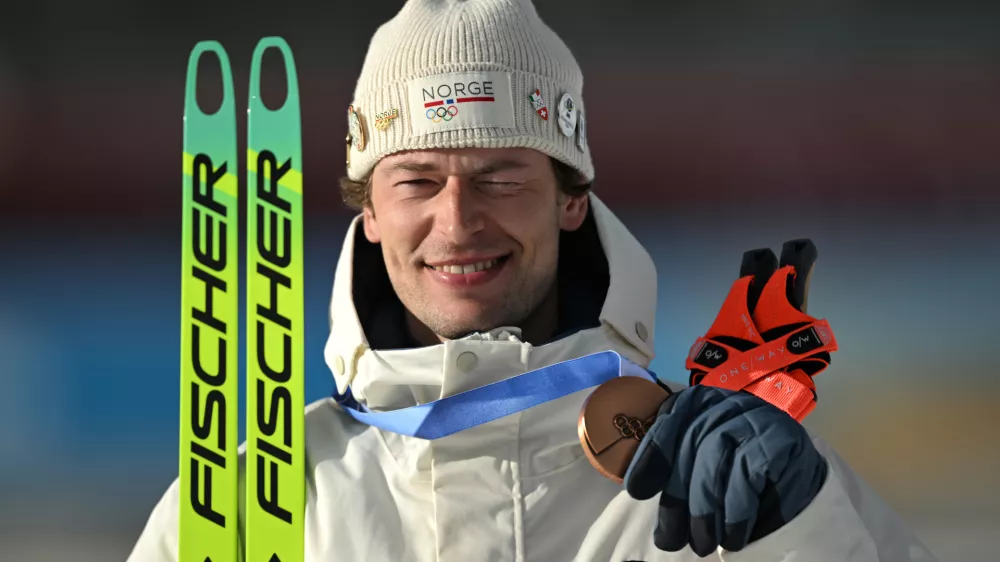 10 February 2026, Italy, Antholz: Norway's Sturla Holm Laegreid celebrates his bronze medal at the medal ceremony after the Men's Biathlon 20km individual event during the Milano Cortina 2026 Winter Olympic Games at the Anterselva Biathlon Arena in Antholz. Photo: Hendrik Schmidt/dpa