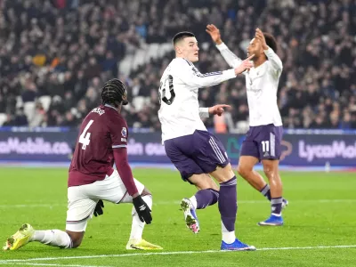 10 February 2026, United Kingdom, London: Manchester United's Benjamin Sesko (C) celebrates scoring his side's first goal during the English Premier League soccer match between West Ham United and Manchester United at the London Stadium. Photo: Adam Davy/PA Wire/dpa