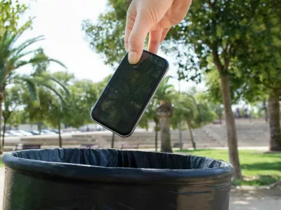 Man throwing a phone in the trash / Foto: Manuel-f-o