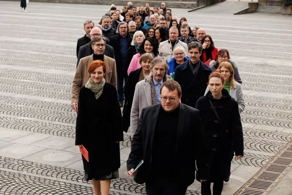 Ljubljana, Trg republike.Stranki Levica in Vesna sta predstavili kandidatke in kandidate ter skupno kandidatno listo za drzavnozborske volitve. / Foto: Nebojsa Tejic/sta