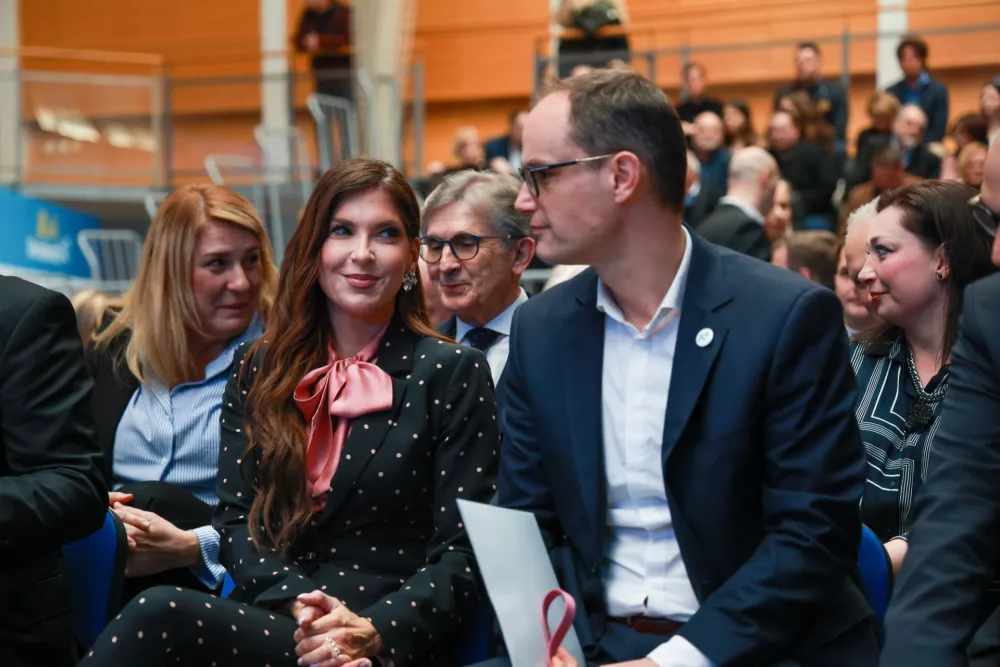 Logatec, sportna dvorana.Konvencija stranke Demokrati. Anzeta Logarja, na kateri so predstavili kandidatke in kandidate stranke za drzavnozborske volitve.Podpredsednica stranke Eva Irgl in predsednik stranke Anze Logar.Foto: STA / Foto: 