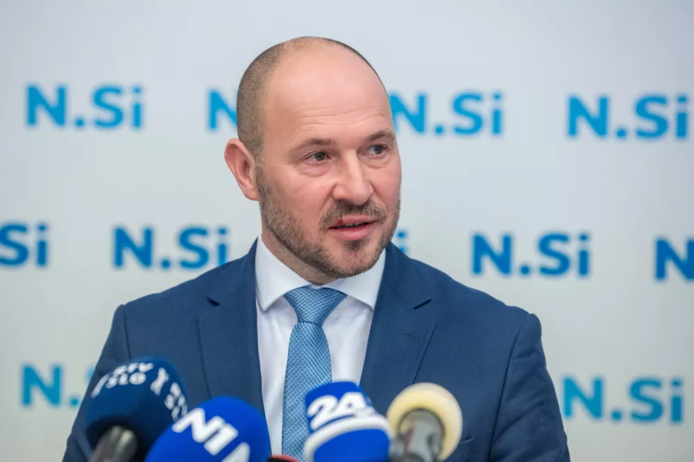 Ljubljana, DZ.Novinarska konferenca predsednikov NSi, SLS in Fokusa Marka Lotrica ob podpisu sporazuma o sodelovanju na drzavnozborskih volitvah.Predsednik NSi Jernej Vrtovec. / Foto: Tamino Petelinsek/sta