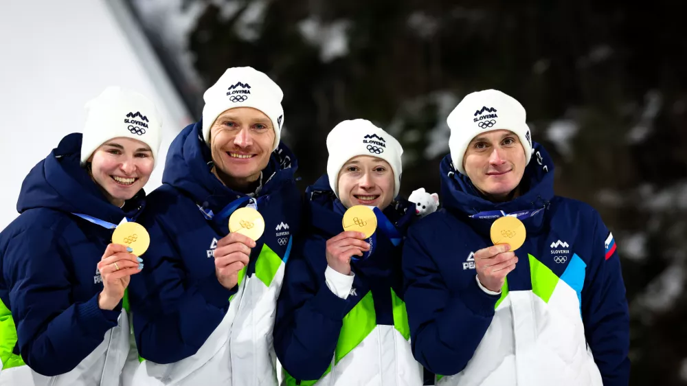 Italija, Predazzo.Zimske olimpijske igre 2026.Smucarski skoki, mesane ekipe.Olimpijski prvaki Nika Vodan, Anze Lanisek, Nika Prevc in Domen Prevc.