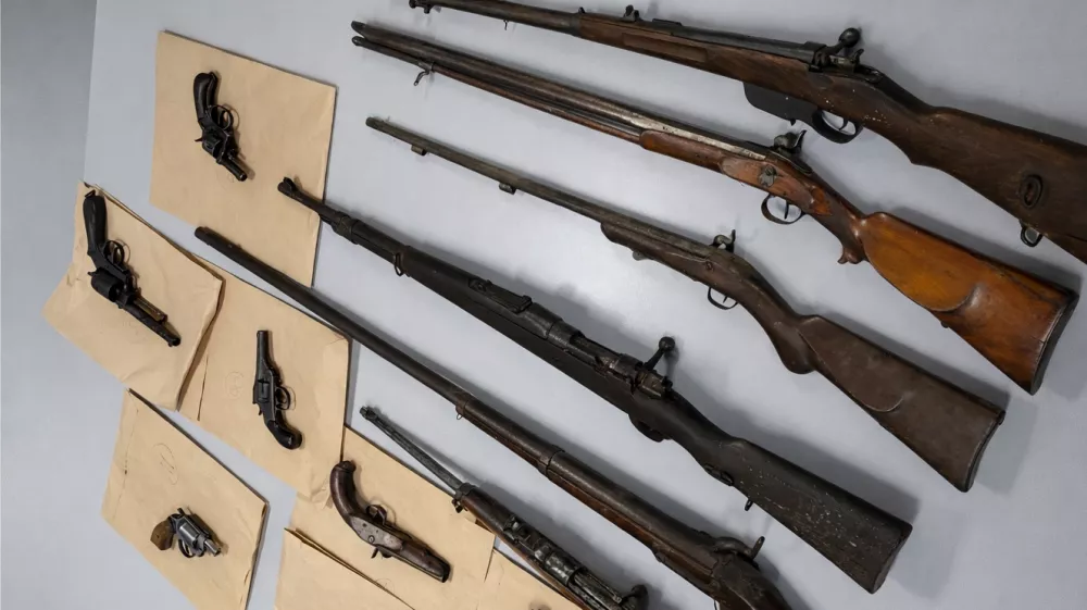 Orožje, najdeno pri 40-letniku na Viču. 