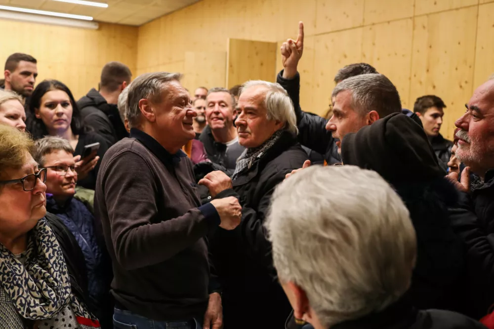 - Zoran Janković, Župan Mestne Občine Ljubljana.- Odvetnica iz pisarne Zaletel,- 29.01.2026. - Terenski sestanek Župana MOL s prebivalci &Scaron;tepanjskega naselja zaradi spremenjenega režima parkiranja v naselju.&Scaron;tepanjsko naselje, parkiranje, pomanjkanje parkiri&scaron;č.//FOTO: Bojan Velikonja