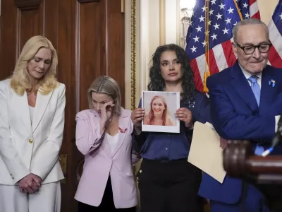 From left, Sigrid McCawley, lawyer for Epstein survivors, Danielle Bensky and Sharlene Rochard, both Epstein victims, and Senate Minority Leader Chuck Schumer, D-N.Y., gather at the Capitol in Washington, Tuesday, Feb. 10, 2026, as Schumer announces proposed legislation to eliminate the statute of limitations on sex traffickers. (AP Photo/J. Scott Applewhite) / Foto: J. Scott Applewhite