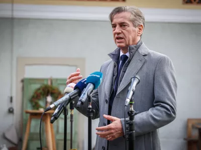 Zgornji Brnik, Dvor Jezersek.Regijski obisk vlade na Gorenjskem.Izjava za medije predsednika vlade Roberta Goloba.