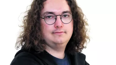 Gašper Stražišar- Redakcija Dnevnik 2024 - portreti za komentarje in kolumne - kolumnisti - komentatorji – novinarji - portret //FOTO: Luka Cjuha