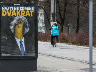 - Predvolilni plakat SDS na Celov&scaron;ki cesti v Ljubljani,- Geslo: Naj ti ne zdrsne dvakrat,- 10.02.2026. - Državnozborske volitve 2026.//FOTO: Bojan Velikonja