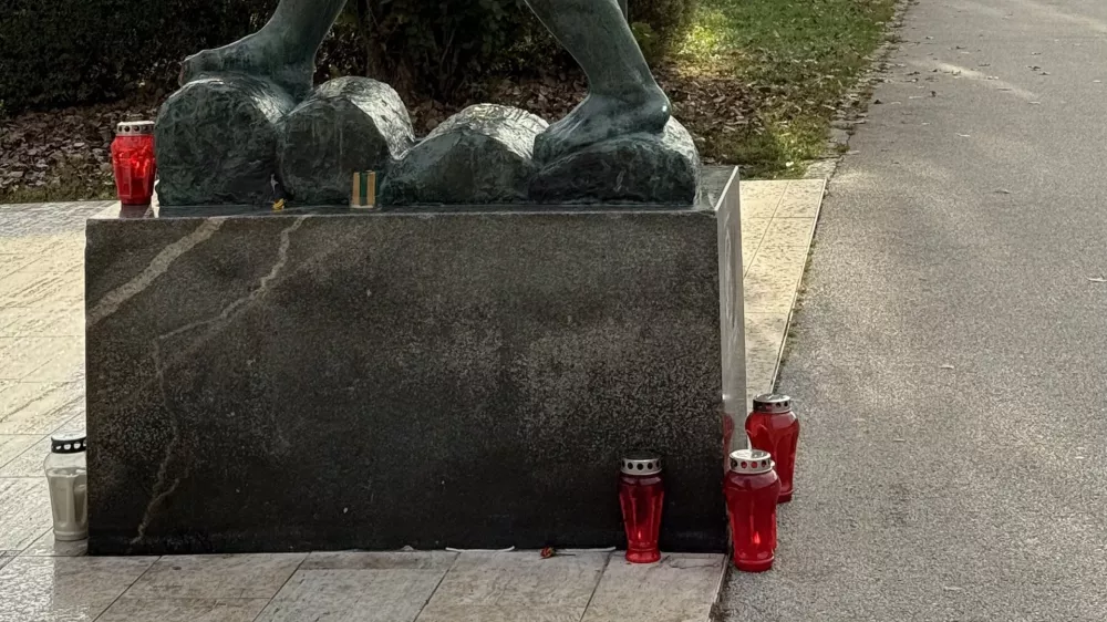 spomenik Splavarju, sveče