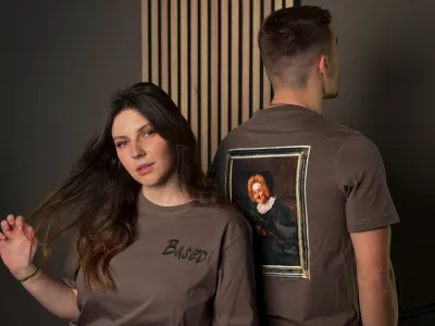 Na fotografiji je Zala Klopčič, ustanoviteljica Dru&scaron;tva Nova smer, ki prodaja sporno kofetarico z brzostrelko. F Dru&scaron;tvo Nova smer