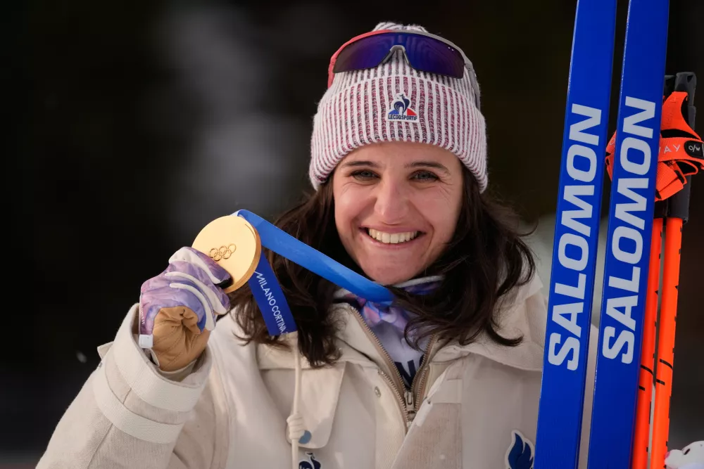 Julia Simon, of France, poses with the gold medal for the women's 15-kilometer individual biathlon race at the 2026 Winter Olympics in Anterselva, Italy, Wednesday, Feb. 11, 2026.(AP Photo/Andrew Medichini)