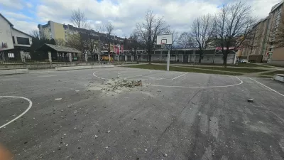 Po prvih ocenah je na silvestrovo v naselju Planina v Kranju zaradi pirotehnike in vandalizma nastalo za nekaj deset tisoč evrov škode. 