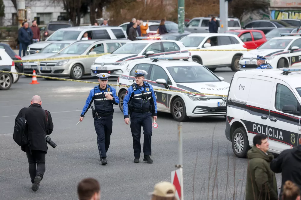 12.02.2026., Sarajevo, Bosna i Hercegovina - Na glavnoj gradskoj prometnici, u ulici Zmaja od Bosne tramvaj je iskocio iz tracnica pri cemu je ostecena i tramvajska stanica. Hitne sluzbe su na terenu, u nesreci je ozlijedjeno nekoliko osoba. Photo: Armin Durgut/PIXSELL
