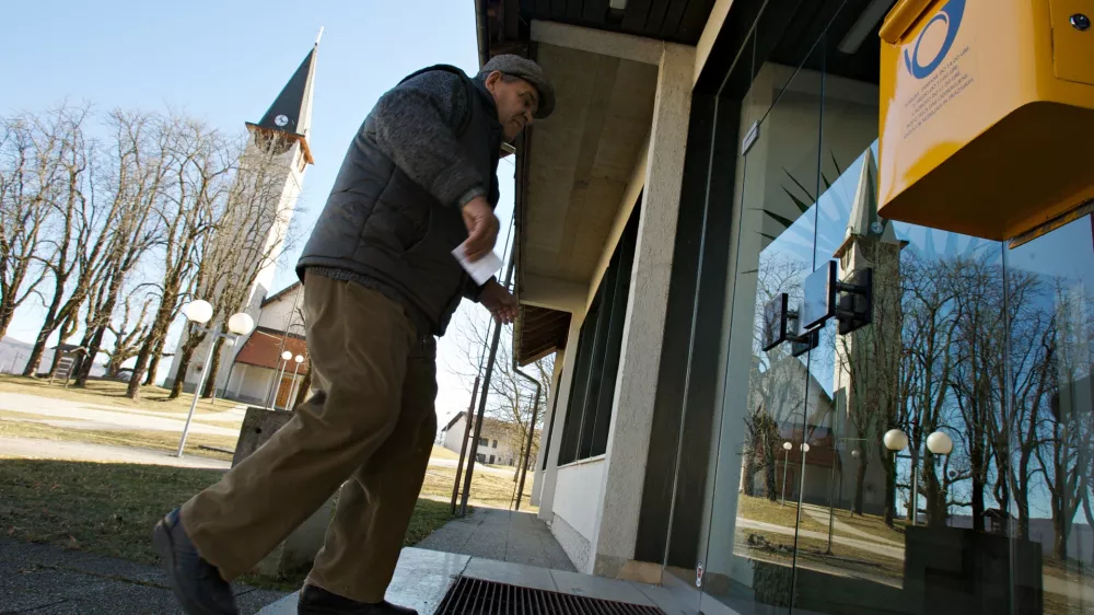 Po&scaron;ta, leva stran hi&scaron;e je bila včasih Banka, zdaj pa so vzeli tudi bankomat, reportaža Kočevska Reka, ,stavba, //FOTO: Jaka AdamičOPOMBA: ZA OBJAVO V ČASOPISU DNEVNIK / Foto: Jaka Adamič