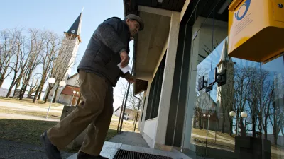 Pošta, leva stran hiše je bila včasih Banka, zdaj pa so vzeli tudi bankomat, reportaža Kočevska Reka, ,stavba, //FOTO: Jaka AdamičOPOMBA: ZA OBJAVO V ČASOPISU DNEVNIK / Foto: Jaka Adamič