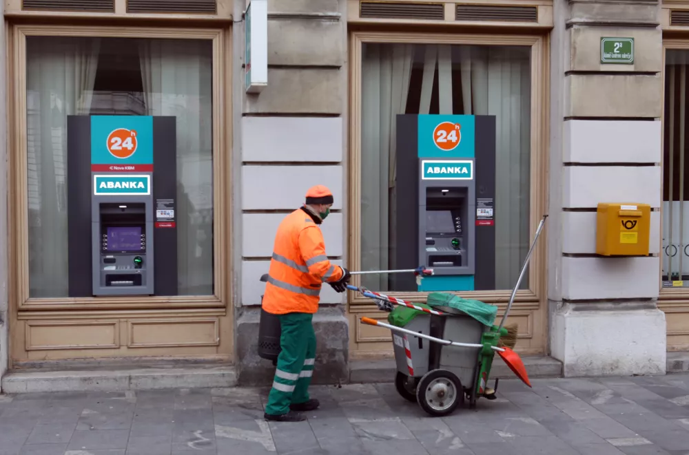 - 11.01.2021 - bankomat združenih bank ABanka in Nova KBM, bančni&scaron;tvo - združevanje bank, Adamič-Lundrovo nabrežje v Ljubljani, smetar//FOTO: Tomaž Skale / Foto: Tomaž Skale